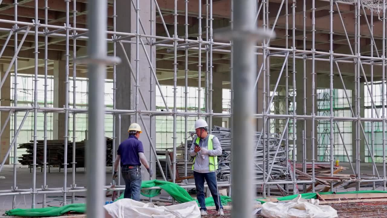 Baustelle mit Gerüst und Bauarbeitern