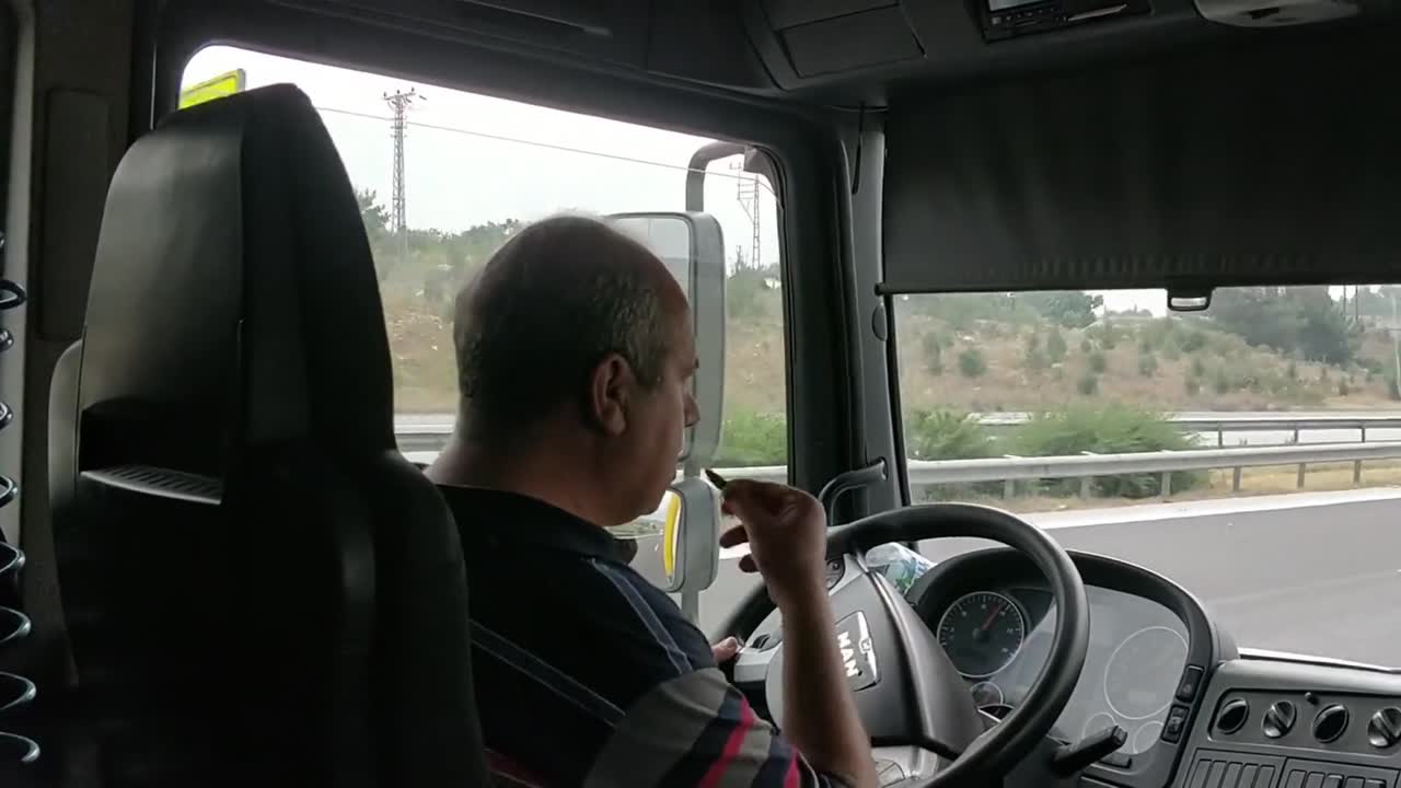 LKW-Fahrer am Steuer auf der Autobahn