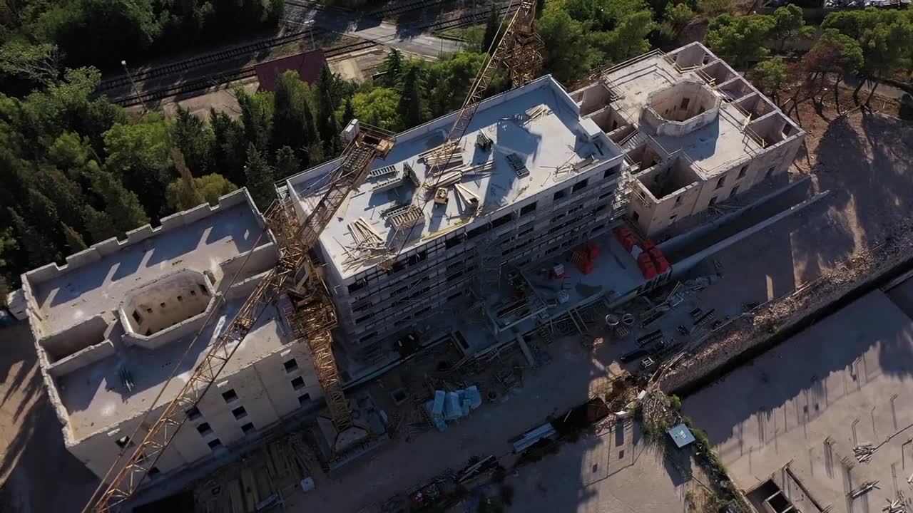 Baustelle mit Baukran aus der Vogelperspektive