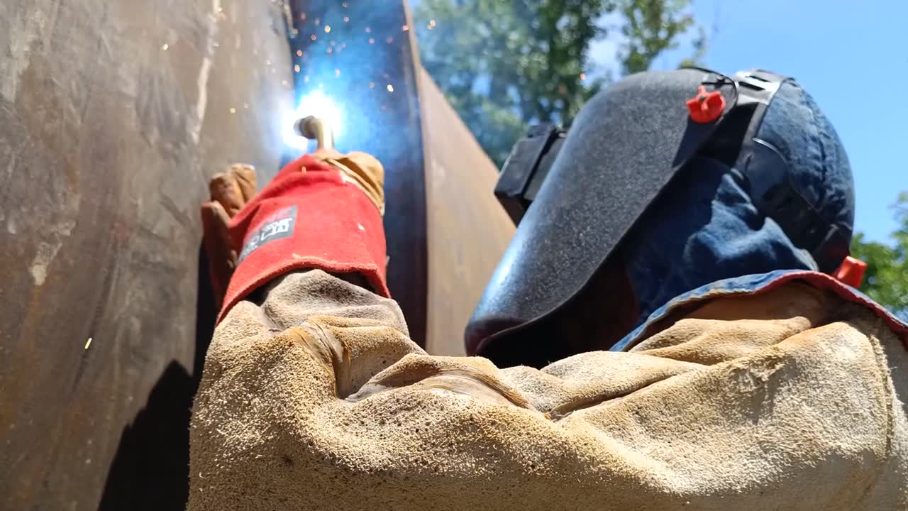 Schweißer bei der Arbeit an einem Bauteil